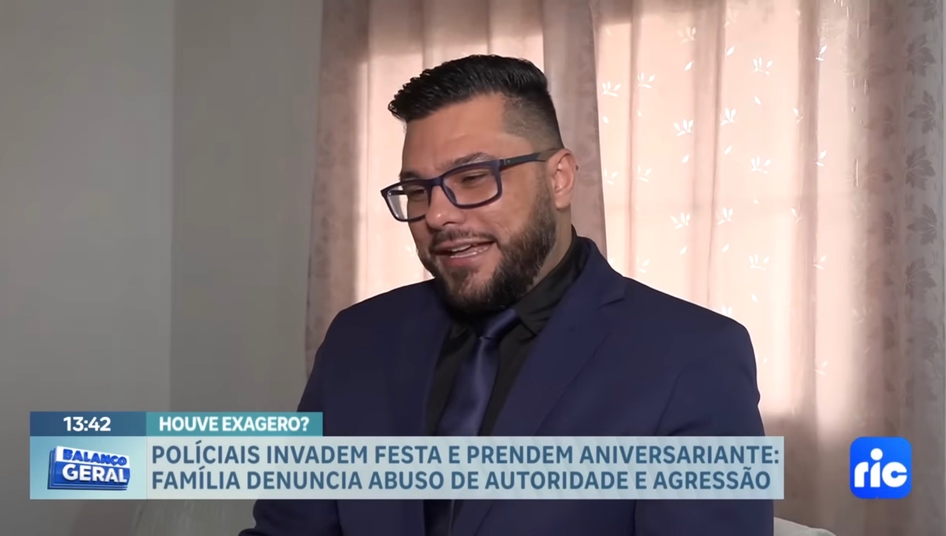 Marcel Silva concedendo entrevista a um veículo de comunicação
