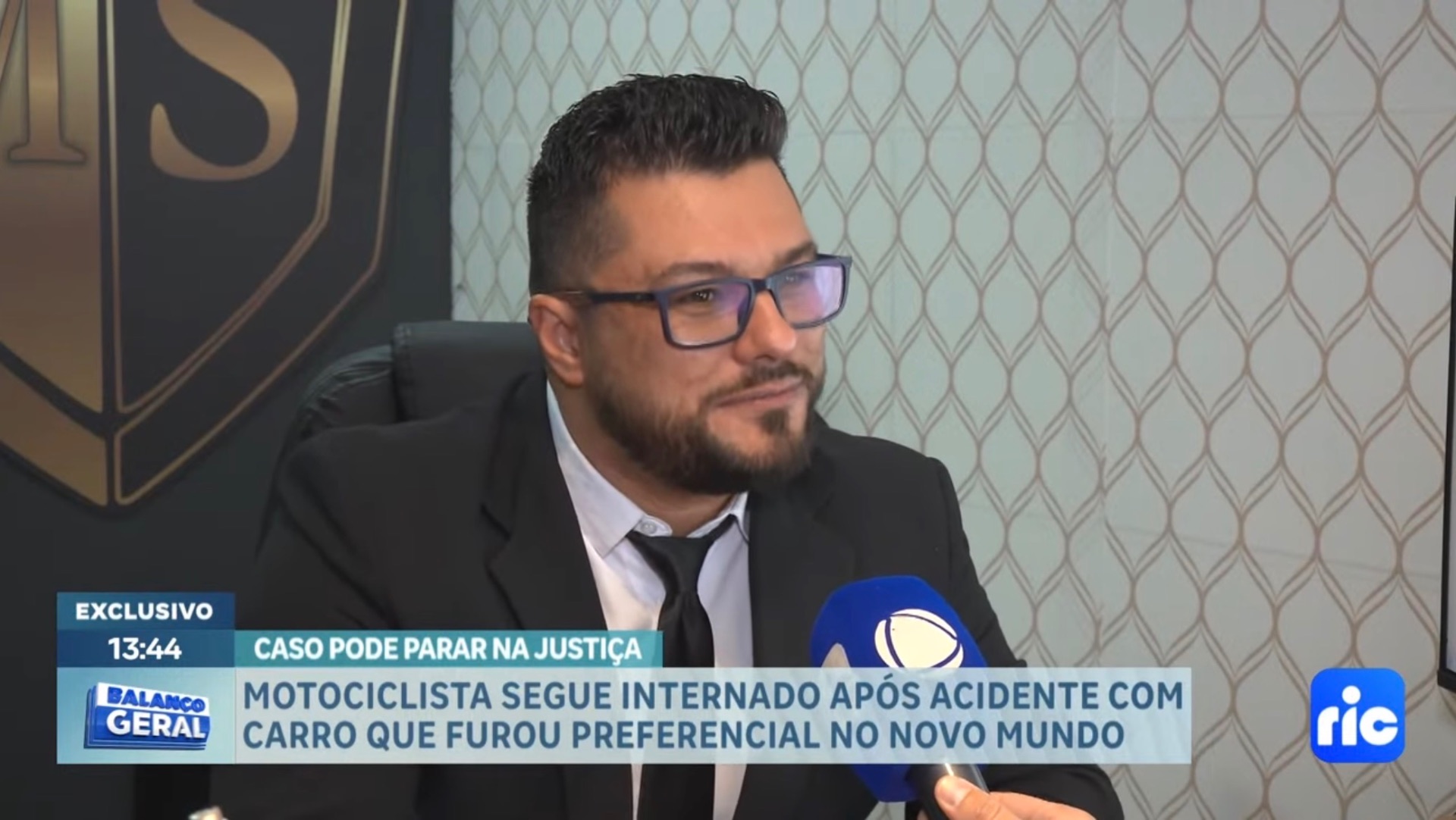 Marcel Silva em entrevista no escritório